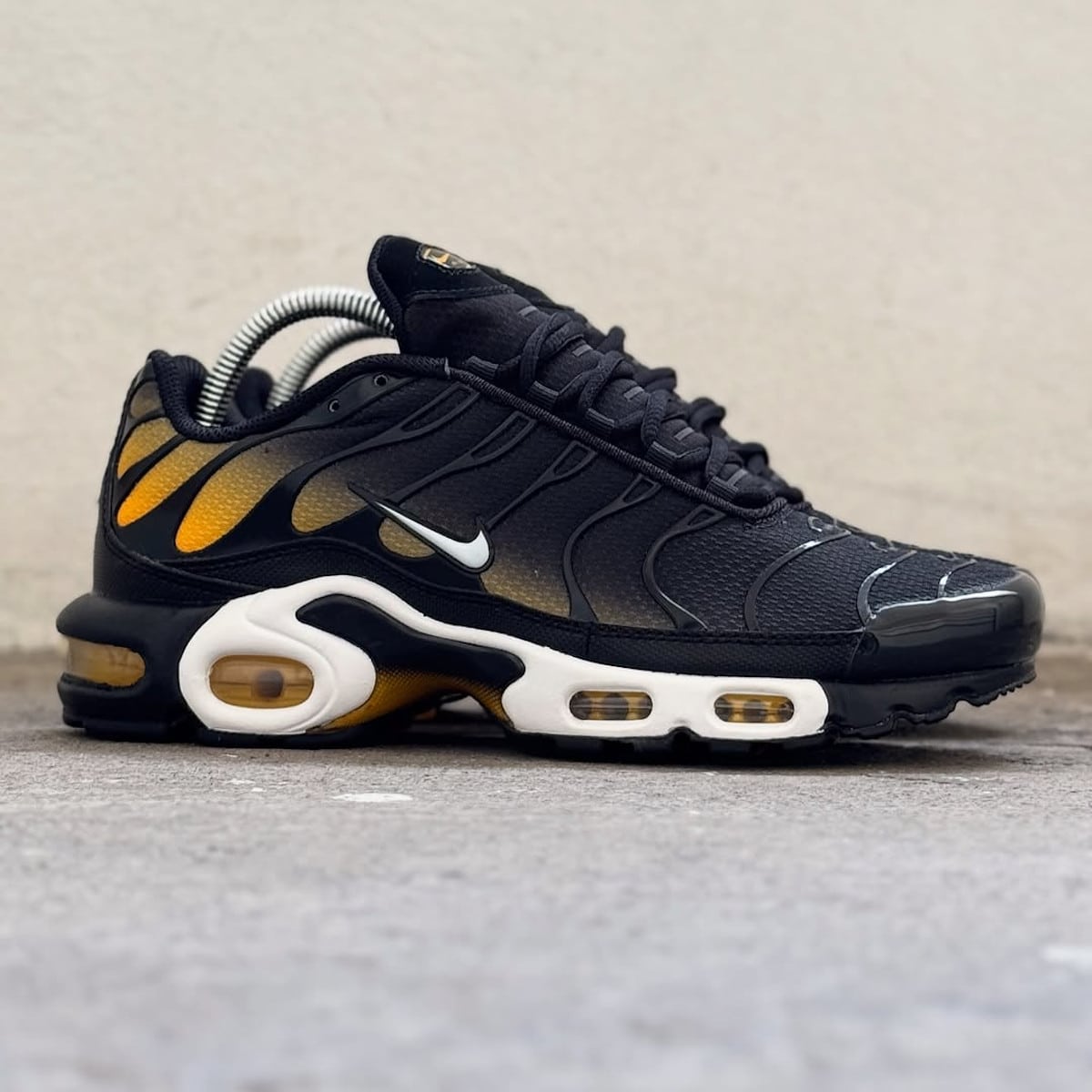 Nike Air Max Plus dégradé noir et jaune doré DM0032-013 (4)