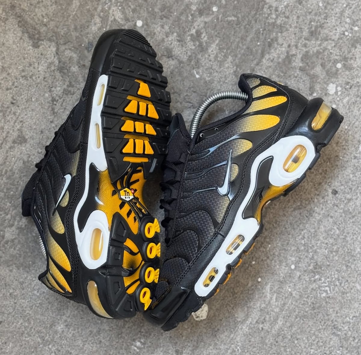 Nike Air Max Plus dégradé noir et jaune doré DM0032-013 (5)