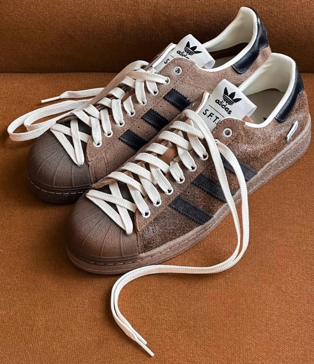 adidas Superstar 82 en daim marron JR8043