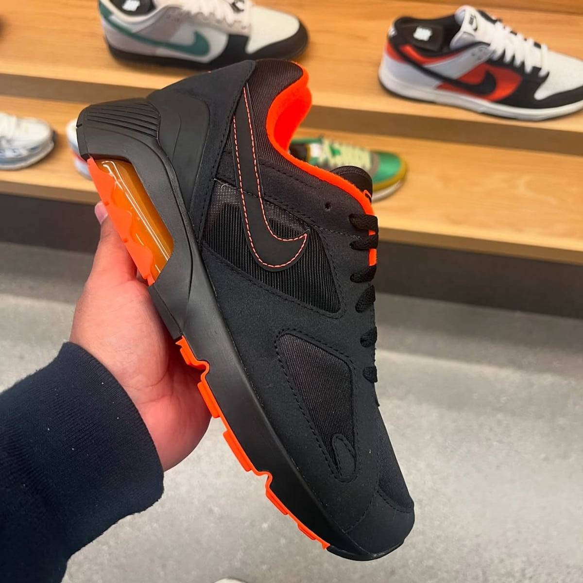 Nike Air Max 180 noire et orange FJ9259-002 (1)